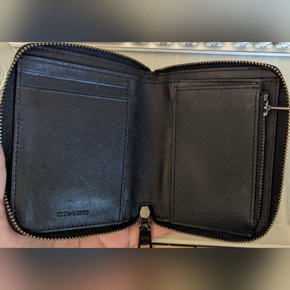 ❌SOLD❌Coach Small Zip Around Pyramid Eye Wallet - Picture 2 of 5